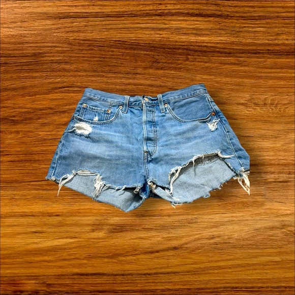 Women’s Levi's 501 Light Blue Wash Distressed Denim Cutoff Jean Shorts size 30 - Picture 8 of 9
